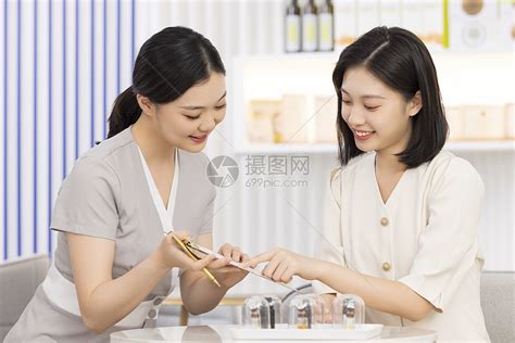 美女顾客向美容院美容顾问沟通咨询高清图片下载-正版图片501763591-摄图网
