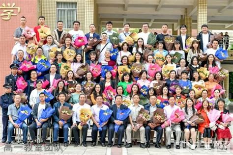 昭通市实验中学全体教师在此寄予2019届高三毕业生美好的祝愿
