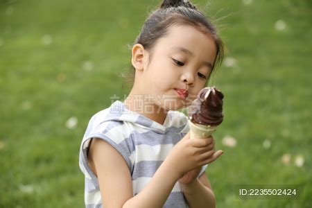 小女孩吃冰淇淋_站酷海洛_正版图片_视频_字体_音乐素材交易平台_站酷旗下品牌