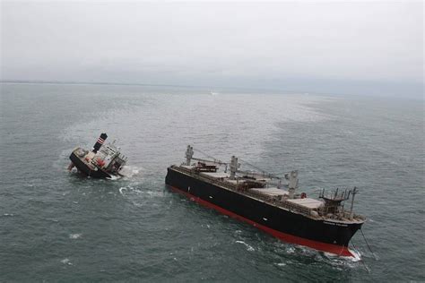 一艘货船在日本近海断成两半 21人全部获救-搜狐大视野-搜狐新闻