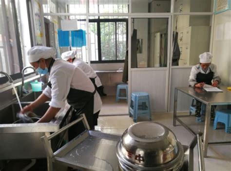 以老带新，创建美丽校园——旅游烹饪系开展打扫志愿者活动--江苏省淮阴商业学校