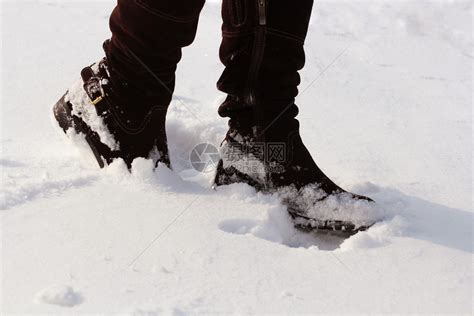 雪地里的冬鞋特写高清图片下载-正版图片503639665-摄图网