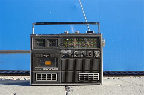 坐在外面墙上的老式晶体管收音机高清图片下载-正版图片504798998-摄图网