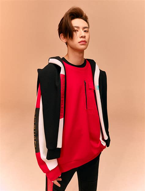 Calvin Klein 的运动系列的最新广告_时尚头条网|LADYMAX.cn