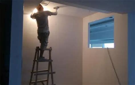墙面刷乳胶漆步骤科普，谨记每遍腻子干透才能刷下一遍-旧房子刷乳胶漆