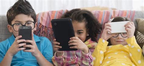 孩子玩手机伤害比成人大，避免孩子痴迷于手机，家长可分阶段干预|玩手机|手机|家长_新浪新闻