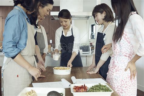 家庭聚餐温馨美味团聚图片-包图网