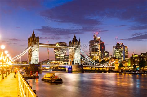 伦敦塔桥与伦敦市中心天际线建筑背景,伦敦英国高清图片下载-正版图片300856729-摄图网