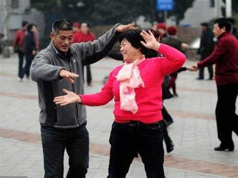 广州日报数字报-“广场舞神器”亮相 “定向声”减少扰民