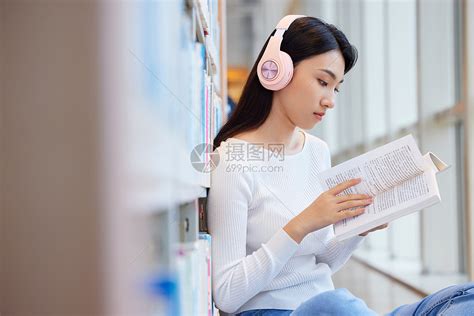 在图书馆看书听音乐的青年女性高清图片下载-正版图片501807816-摄图网