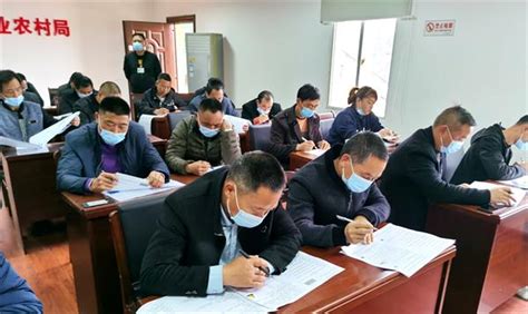 4月25日，荆州区农业科技服务中心组织2021年春季拖拉机、联合收割机驾驶员理论考试，全区85名农机驾驶员参加考试。