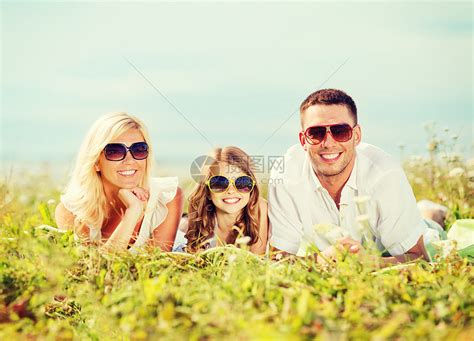 幸福满满的一家人高清图片下载-正版图片300815006-摄图网