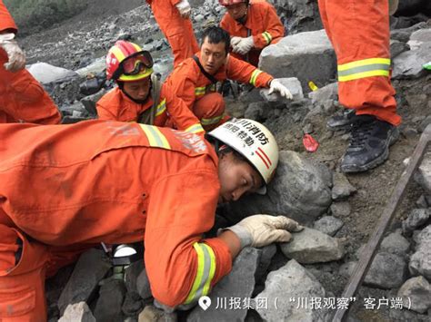 四川茂县山体垮塌120余人被埋 解放军救援现场