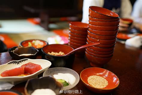 托盘上碗中的日本天妇罗荞麦面高清图片下载-正版图片506292726-摄图网