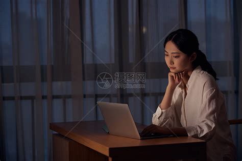 职场女性深夜居家工作加班高清图片下载-正版图片501757413-摄图网