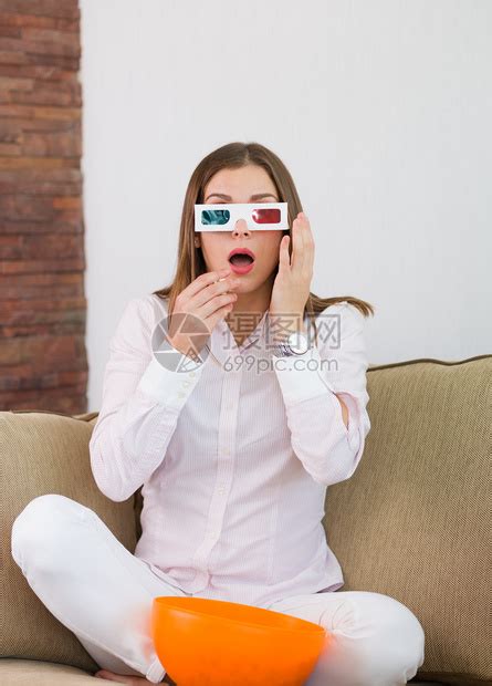 漂亮女人戴着3D眼镜看电影图片素材-正版创意图片503010174-摄图网