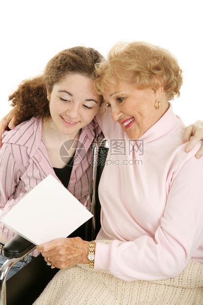 外婆坐在轮椅上阅读外孙女的妈日或取得健康卡片高清图片下载-正版图片306986210-摄图网