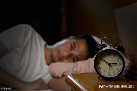 晚上睡不着觉是什么原因引起的（晚上睡不着觉怎样才能快速入睡） | 说明书网