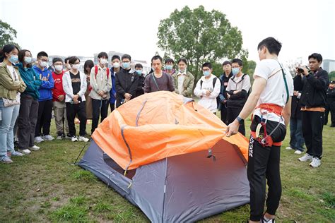 在野外生存技能训练区学习如何搭帐篷 - 知乎