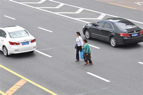 手机看车买车_3840X2160_高清视频素材下载(编号:6092889)_实拍视频_光厂(VJ师网) www.vjshi.com