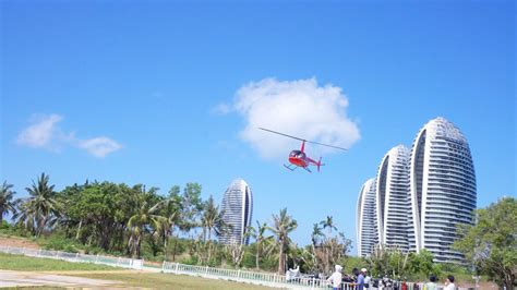 亚洲“第一飞人”成都首飞涡喷飞翼 千米高空与直升机齐飞-荔枝网图片
