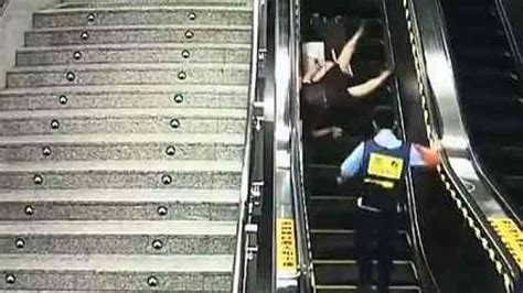 北京复兴门百盛商场小姑娘掉进扶梯踏板 已被救出,行业动态,苏州市电梯业商会