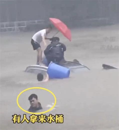 突降大雨，老人连人带车被水冲走，公安民辅警飞奔紧急救援_凤凰网视频_凤凰网