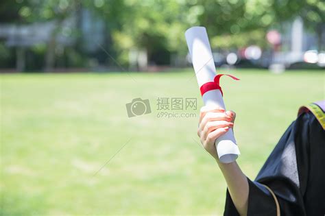 毕业季手拿毕业证的学生高清图片下载-正版图片500389752-摄图网