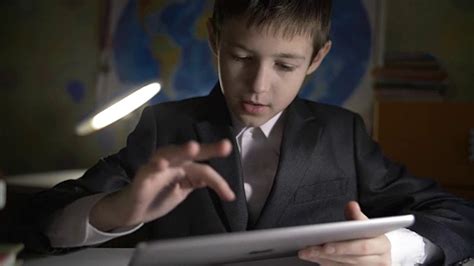 带平板电脑在家学习的学生男孩高清摄影大图-千库网