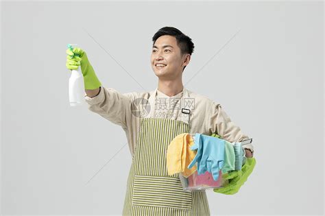 男性钟点工家政保洁刷洗盘子高清图片下载-正版图片501599245-摄图网
