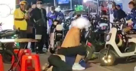 男子当街骑坐60岁老人逼其下跪！广州警方通报：已行拘|辅警|广州市|广东省_新浪新闻