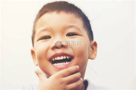 快乐的男孩笑看相机肖像与孤高清图片下载-正版图片502528277-摄图网