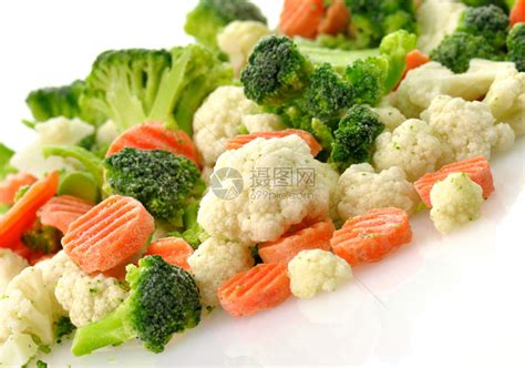 冷冻的蔬菜在冰块中冻的蔬菜在白色上隔着滴高清图片下载-正版图片303957507-摄图网