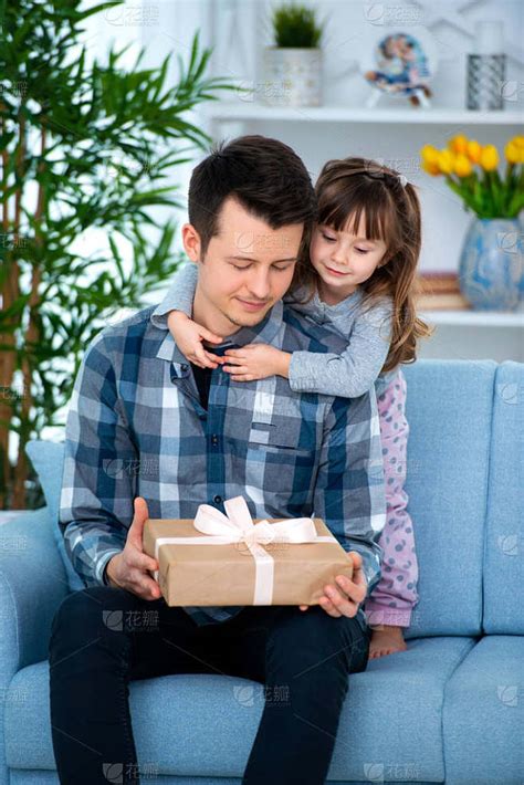 可爱的小女孩, 女儿, 姐姐拥抱父亲或兄弟, 并给他一份礼物.