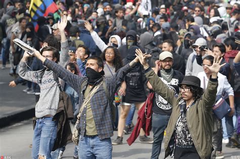 学生运动高涨 哥伦比亚千名大学生打砸车站示威-搜狐大视野-搜狐新闻