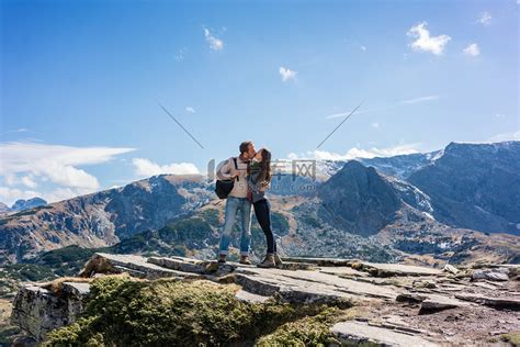 女人和男人在登山时深情地接吻高清摄影大图-千库网
