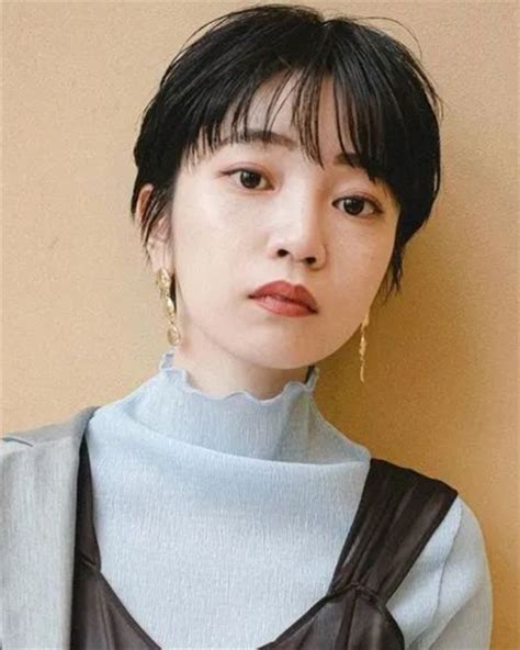 卷发温柔短发女生头像