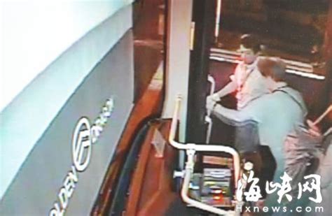 突发！哈尔滨一121路公交车失控，撞上工地通风口，17人受伤！|通风口|公交车|工地_新浪新闻