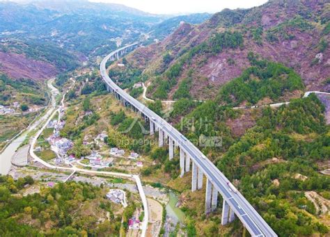安徽岳西：路畅景美-人民图片网