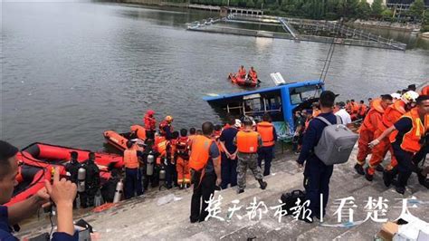 【动画】河北通勤车倾覆事故已致13死 公交车落水该如何自救？_腾讯视频