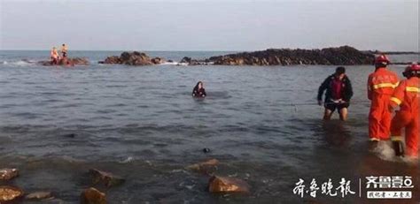 青岛：六名女游客迷恋美景被困海中礁石 消防架绳为桥救援_手机新浪网
