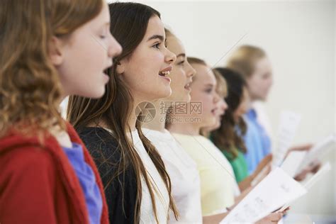 群学校的孩子合唱里唱歌高清图片下载-正版图片300681871-摄图网