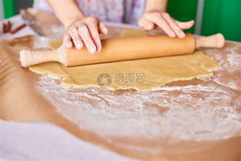 女人手用木擀面杖擀面团的顶视图，用脆皮糕点做饼干高清摄影大图-千库网