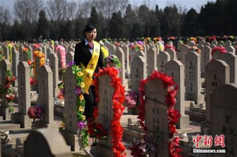 陆谷孙先生遗体告别仪式在上海龙华殡仪馆举行_新浪新闻