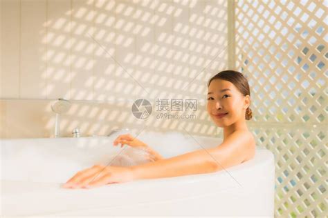 年轻的肖像女亚洲女人放松在浴缸里洗澡高清图片下载-正版图片504072418-摄图网