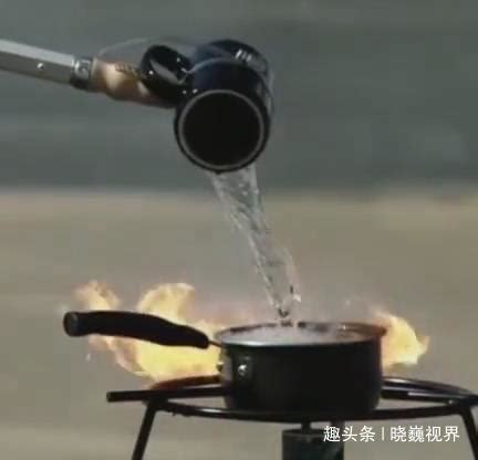 为什么油锅着火一定不能浇水？看看浇水的后果，相当严重