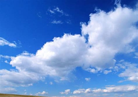写句子云朵在天空飘荡运用比喻手法？