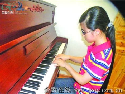弹钢琴的优雅女人高清图片下载-正版图片502101481-摄图网