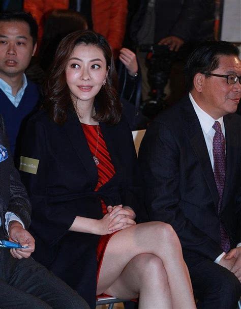 熊黛林换鞋子图片高清