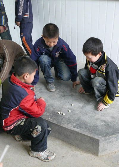 弯腰捡石头的孩子高清图片下载_红动中国